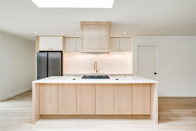 Foto del edificio - 2305 Falcon Hill Dr