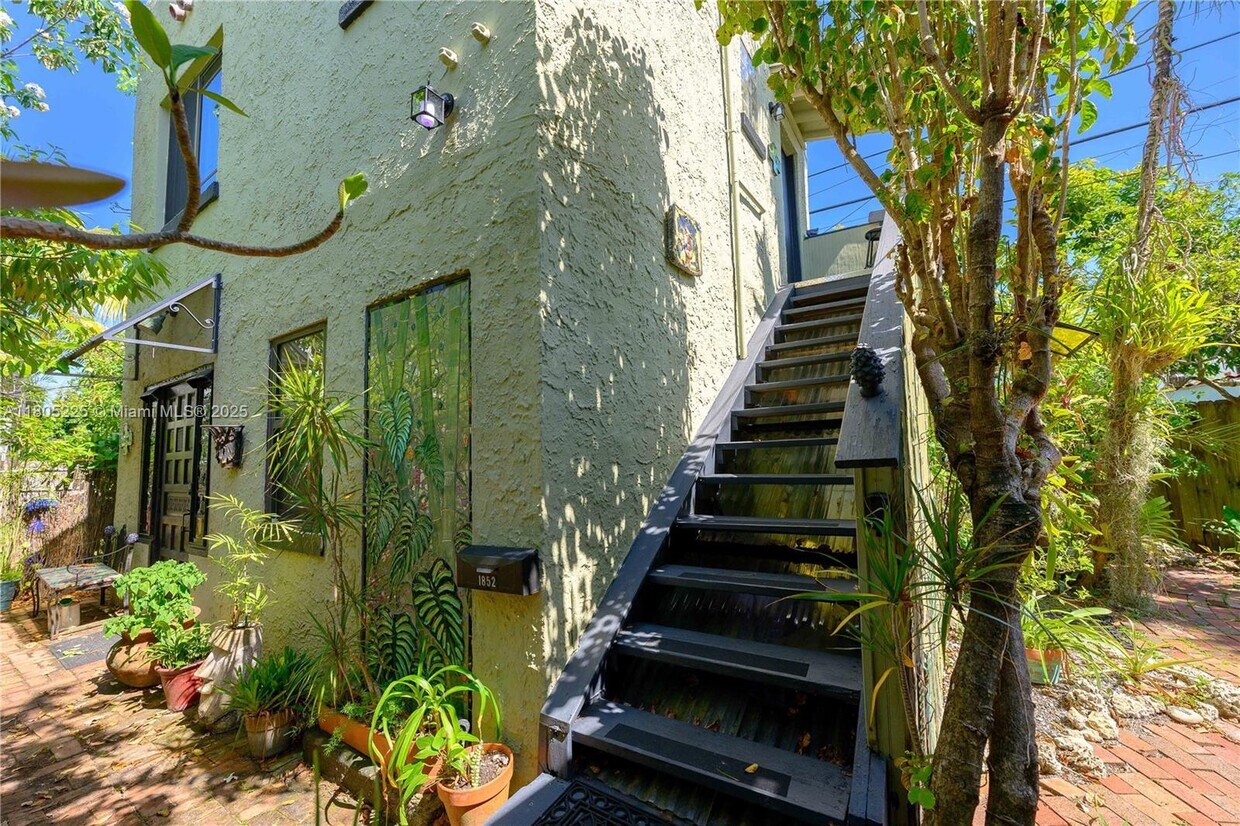Foto principal - 1852 SW 9th St