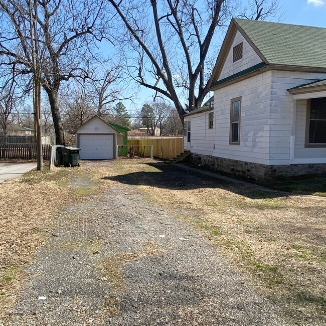 Building Photo - 215 S Maple St