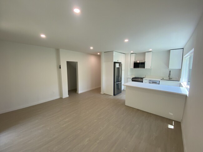 Foto del edificio - 2441 N Beachwood Dr
