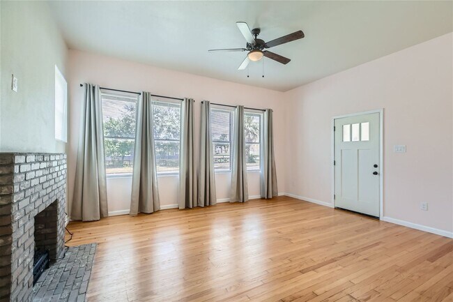 Foto del edificio - Unique craftsman home!