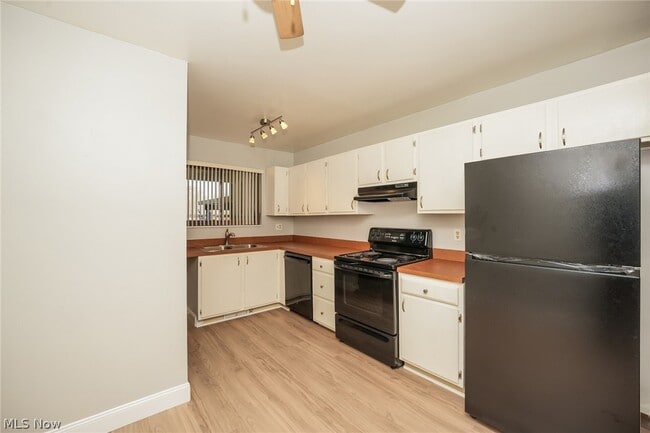 Foto del edificio - 9471 Madison Ln