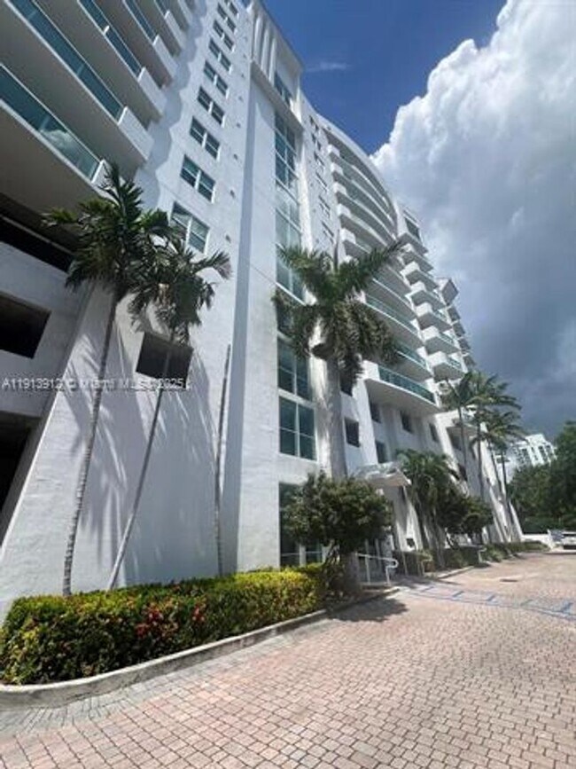 Foto del edificio - 7910 Harbor Island Dr