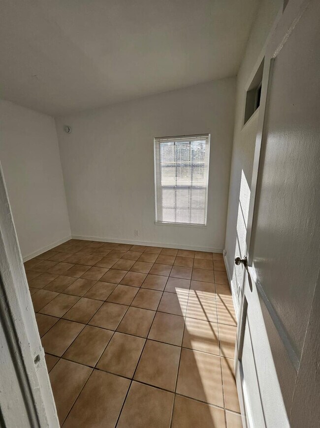 Building Photo - 1100 NE 12th Ave