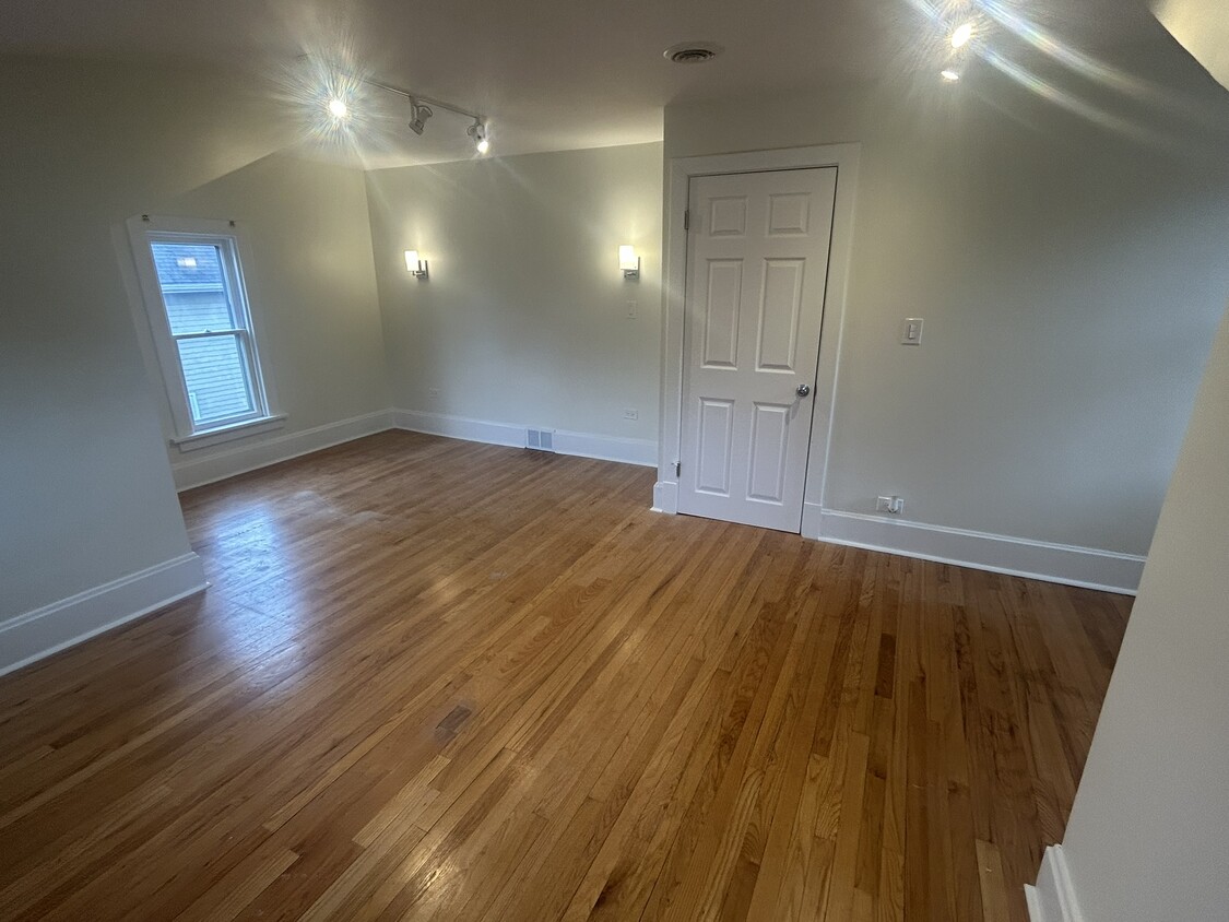 Building Photo - 823 Deerfield Rd