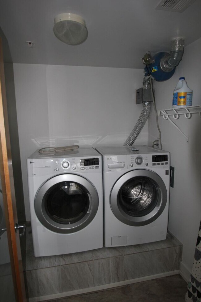 Foto del edificio - Furnished 1 bed 1 bath Downtown Condo