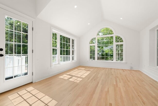 Building Photo - 576 Grove St