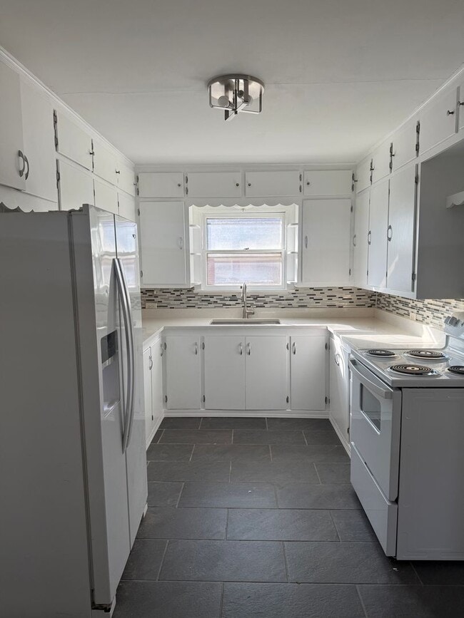 Building Photo - Welcome home!