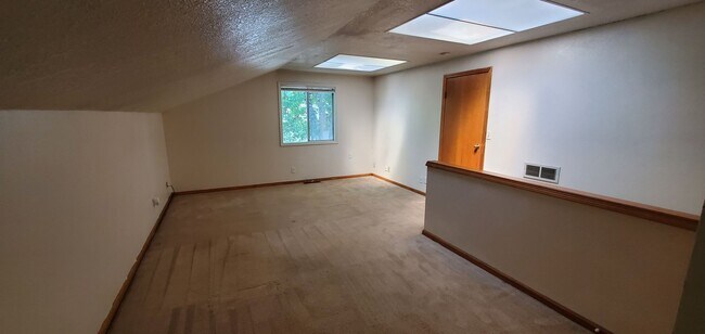 Foto del edificio - Three Bedroom w/ a Large Bonus Room on a C...