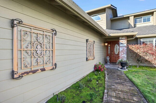 Building Photo - 7273 Shoreline Dr