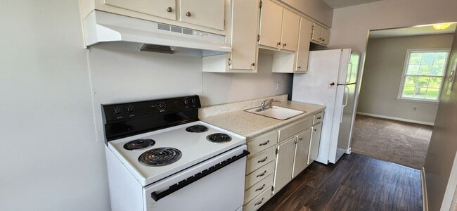 Building Photo - Upper Level One Bedroom Apartment w Covere...