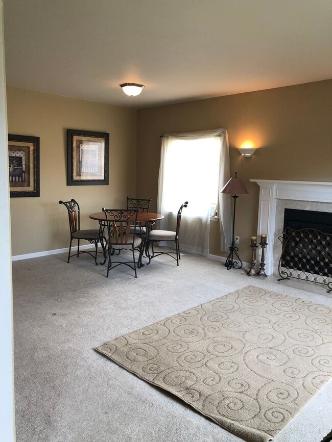 Foto del edificio - Great location with lots of amenities! 4 b...