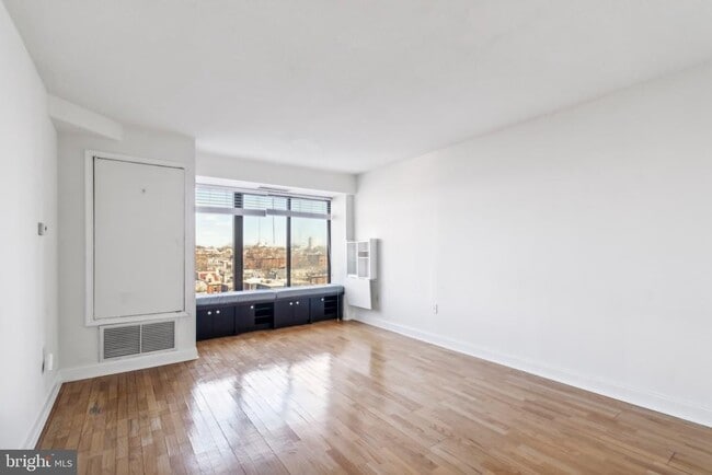 Building Photo - 2001 Hamilton St