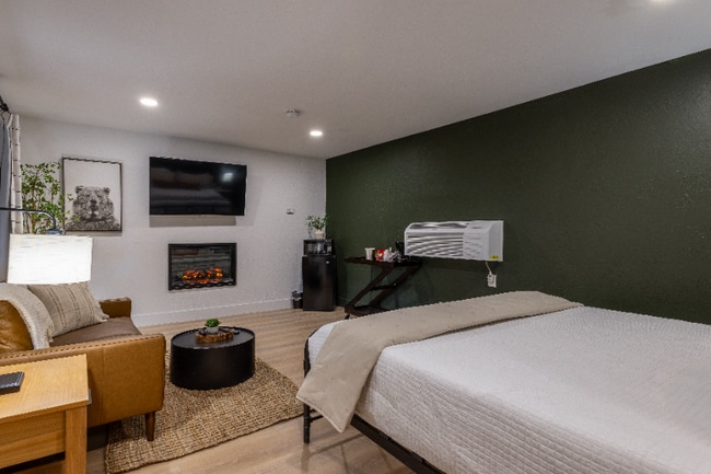 Building Photo - 1078 E White Mountain Blvd