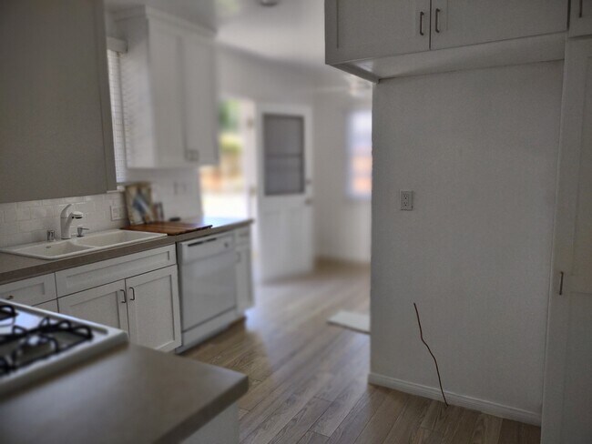 Foto del edificio - 4911 Greenbush Ave