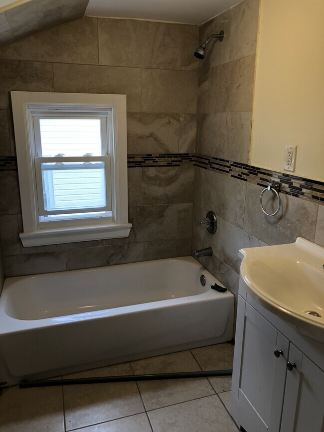 Foto del edificio - 64 Cedar Ave