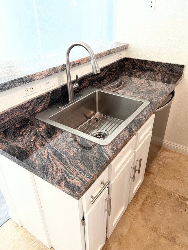 Building Photo - UPGRADED 1 Bedroom 1 Bath Twain & Valley View