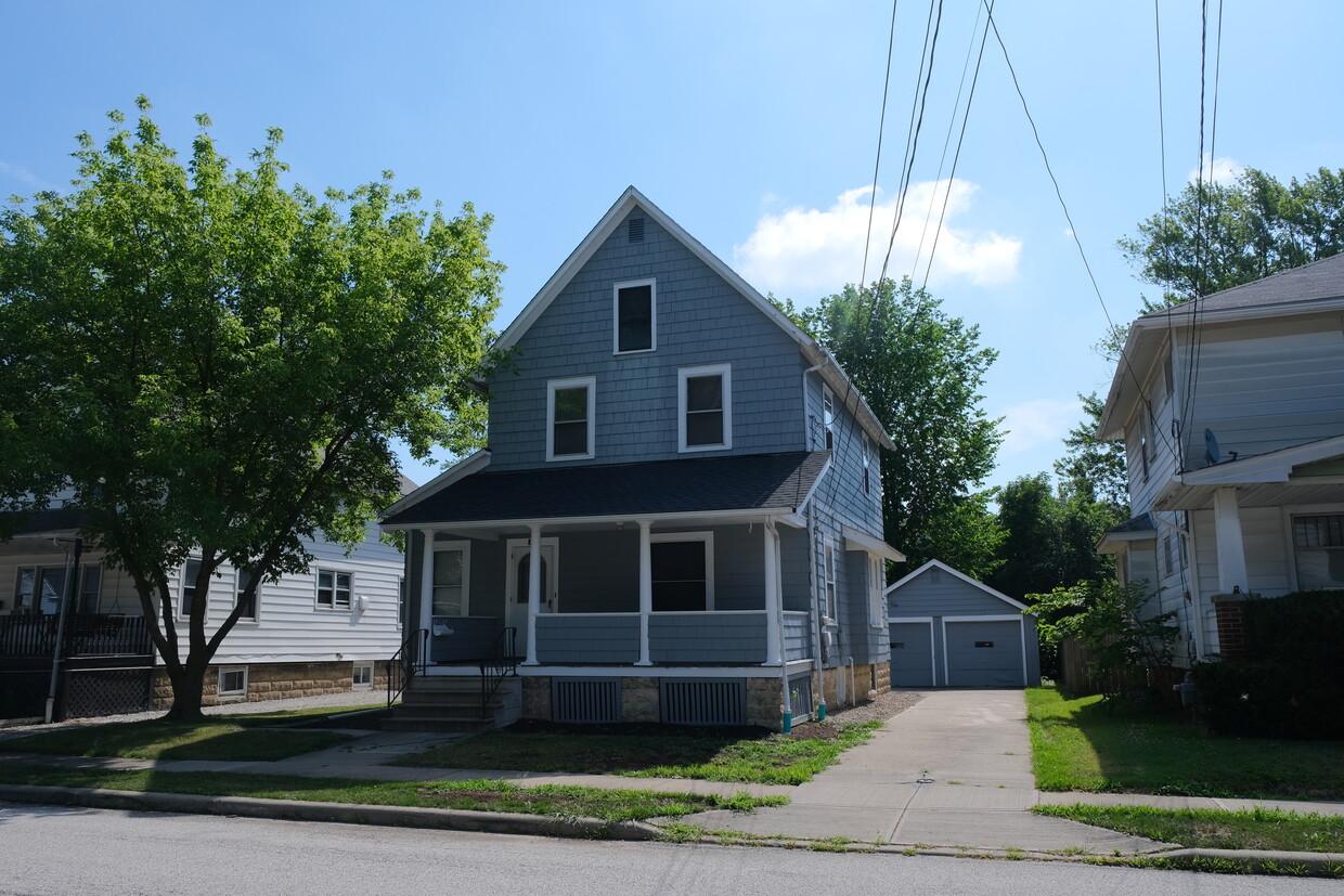 Primary Photo - 300 Daisy Ave