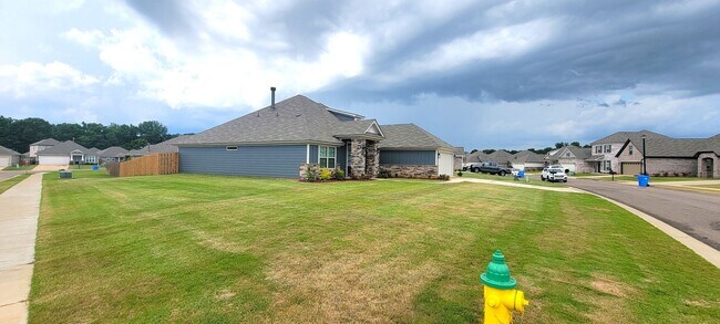 Building Photo - BEAUTIFUL 4 Bedroom 2 Bath Home in the Des...