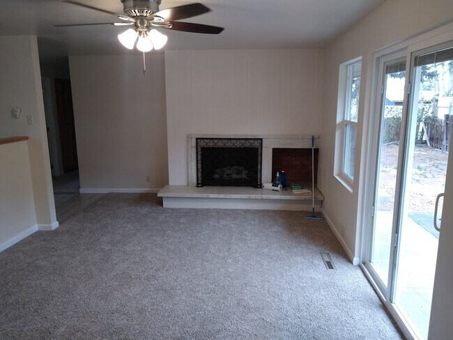 Foto del edificio - 425 Circleway Dr