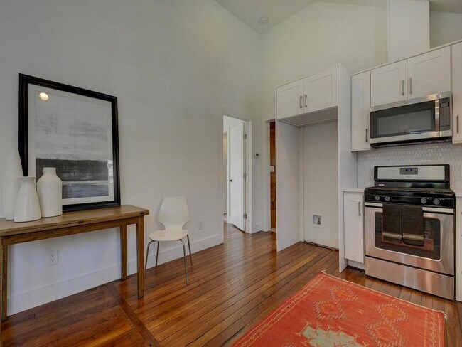 Building Photo - 66 1/2 Navasota St