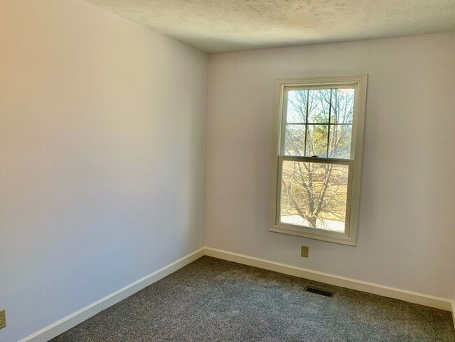 Building Photo - 3 Bed / 2 Bath Townhome -  Welcome Home to...