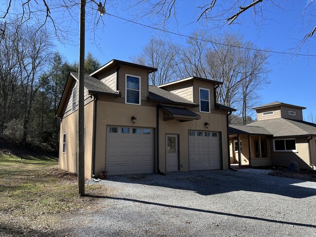 Building Photo - 1018 Kilpatrick Road-Beautiful Horse Shoe ...