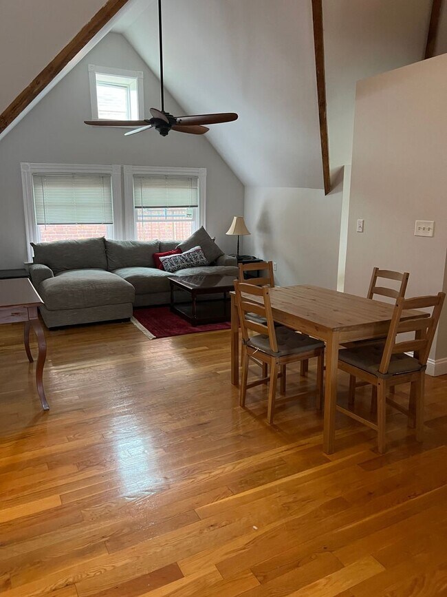 Foto del edificio - FG Rooms and Short Term Rentals