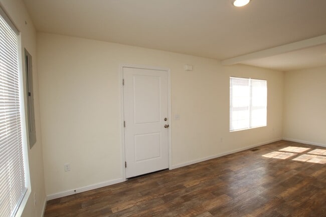 Building Photo - Modern Home for Immediate Occupancy – Avai...