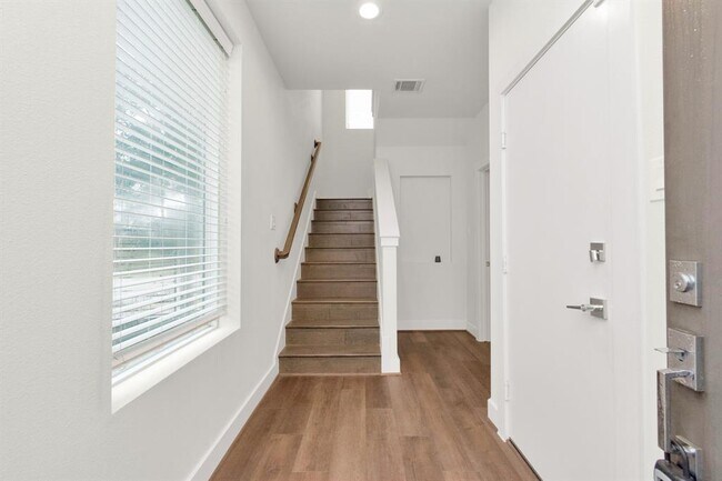 Building Photo - 1308 Hussion St