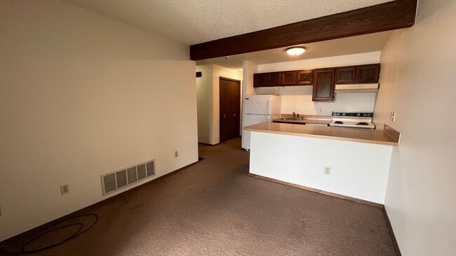 Building Photo - Cozy ground floor 1 bedroom with private washer and dryer!