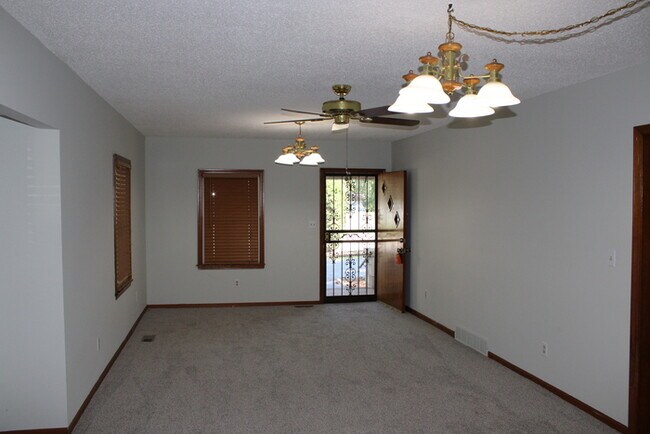 Building Photo - 3bed 2 bath in KCK off Turner and I-635