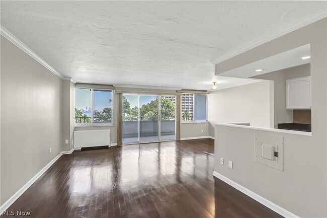 Foto del edificio - 12900 Lake Ave
