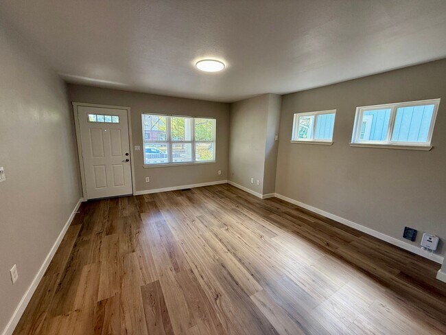 Foto del edificio - Charming Renovated Cottage with Spacious Y...