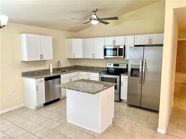 Building Photo - 704 NE 2nd Pl