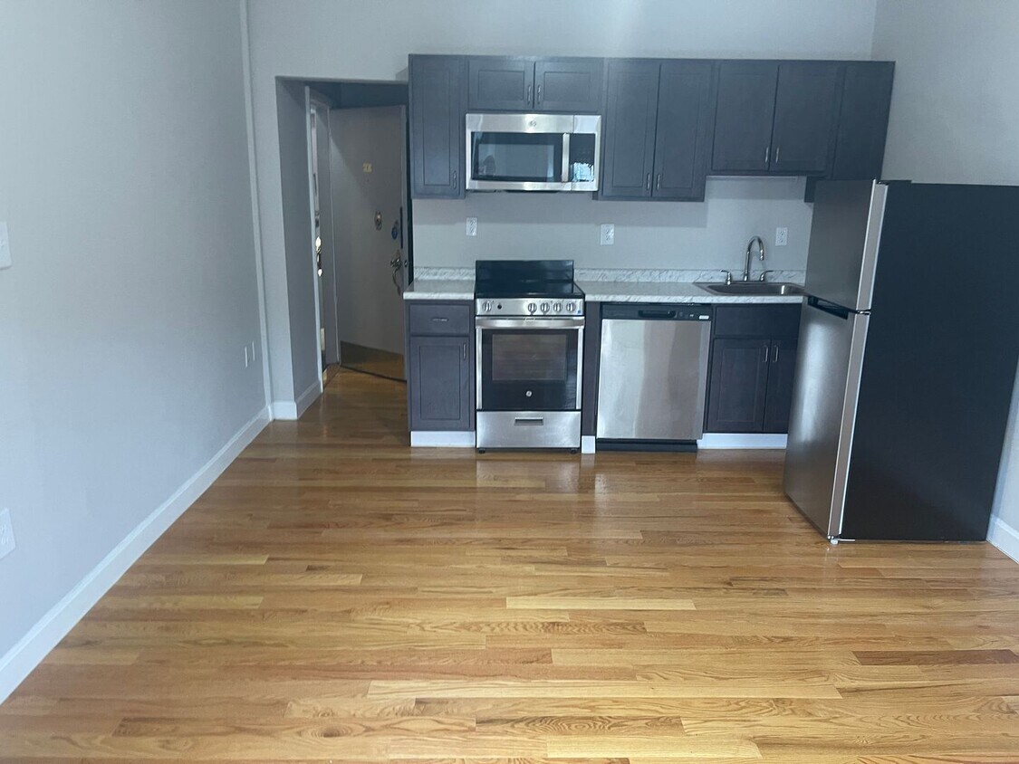 Foto del edificio - No Fee July Renovated Sunny Studio With Stainless kitchen Heat hw Inc No Fee Students ok.