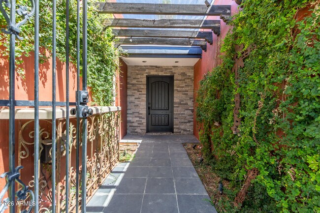 Foto del edificio - 6282 E Pinchot Ave