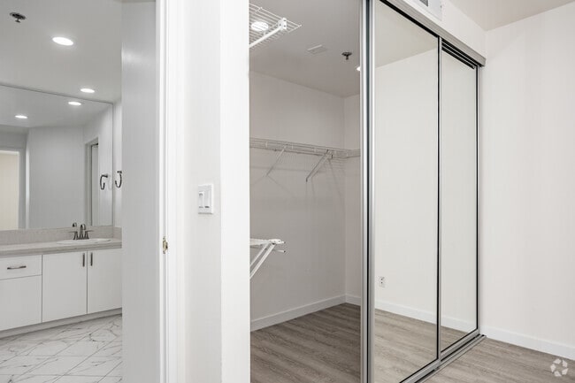 2BR, 2BA - 1241 SF - 10600 Wilshire - Short Term Available