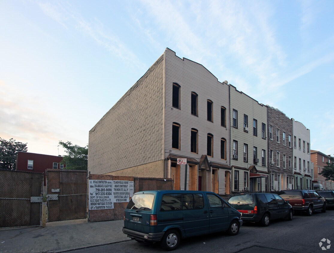 Building Photo - 226 Troutman St