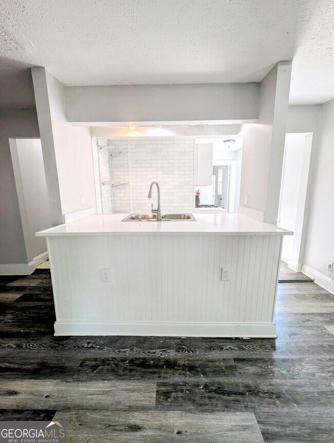 Building Photo - Charming Cottage with 5 bedrooms