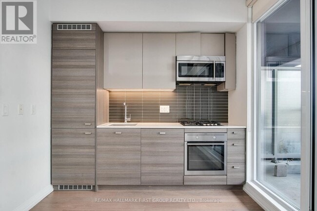 Photo du bâtiment - 835 St Clair Ave W