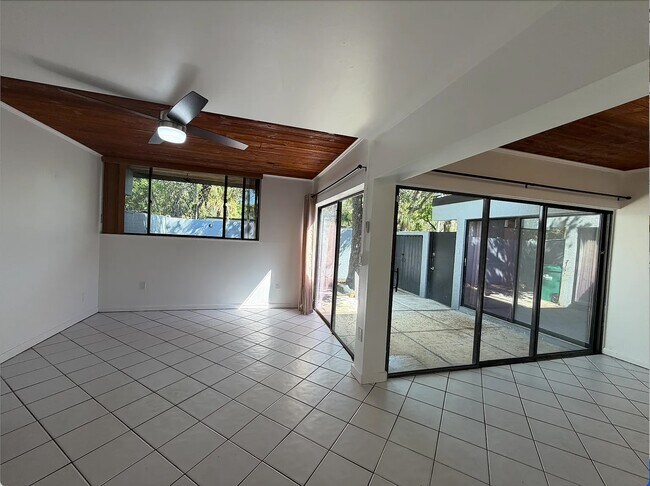 Foto del edificio - 6432 Sawmill Ln