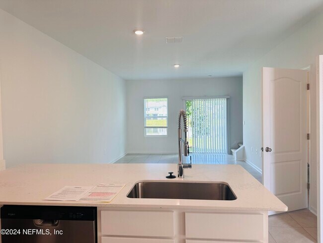 Foto del edificio - 73 Tidal Bch Ave