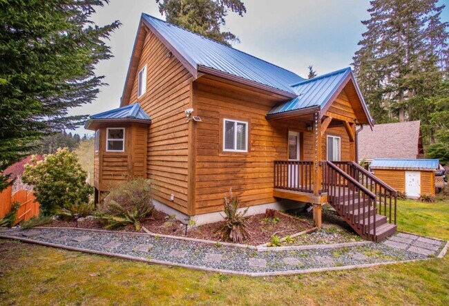 Building Photo - Lovely Honeymoon Lake Home!