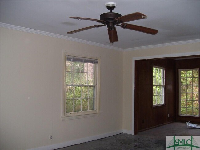 Building Photo - 5 Ave of Pines