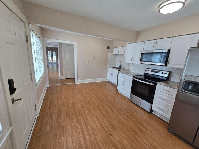 Foto del edificio - large three bedroom house with extra livin...