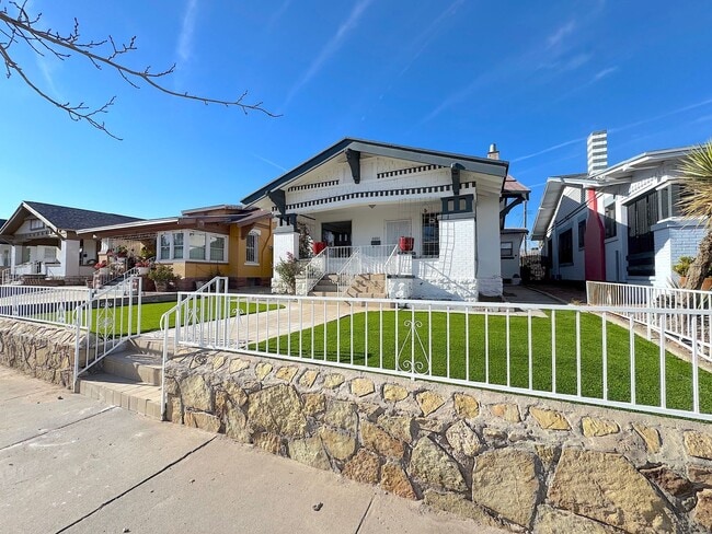 Building Photo - Updated Home with Historic Charm! 3bed/2 bath Refrig A/C across from Park! Water Included!