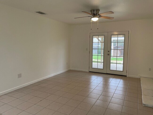 Building Photo - Charming 3-Bedroom, 2-Bathroom Single-Story Home in Sacramento!