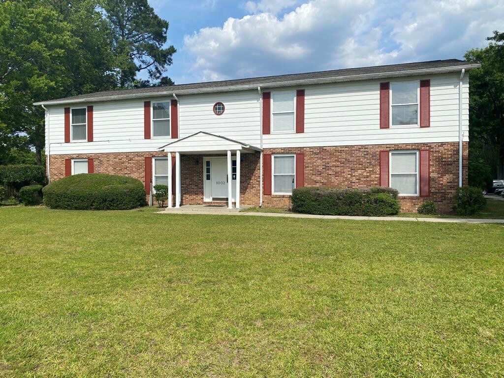 Primary Photo - 1002 Carriage Dr