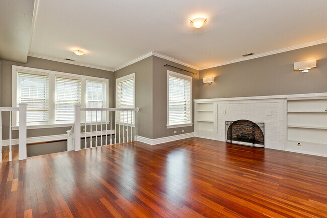 Foto del edificio - BRIGHT & SPACIOUS unit is a 3 bed + 3 bath...